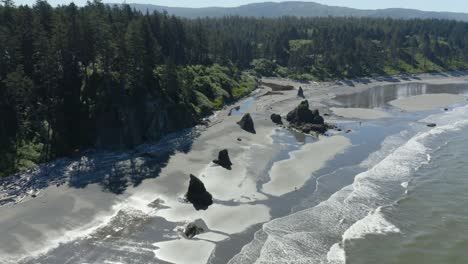 Vogelperspektive-Von-Felsen-An-Der-Küste-Von-Ruby-Beach-Im-US-Bundesstaat-Washington,-Sommernachmittag