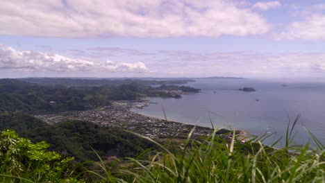Wunderbare-Aussicht-Auf-Die-Küstenstadt-In-Chiba-Bay-An-Einem-Bewölkten-Nachmittag---Weitwinkelaufnahme