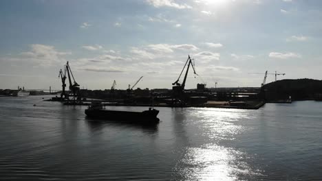 Frachtschiff,-Das-Den-Fluss-Im-Industriehafen-Von-Göteborg-Passiert,-Luftaufnahme-An-Einem-Sonnigen-Tag,-Schweden