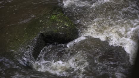 Flussstrom,-Der-Um-Felsen-Fließt
