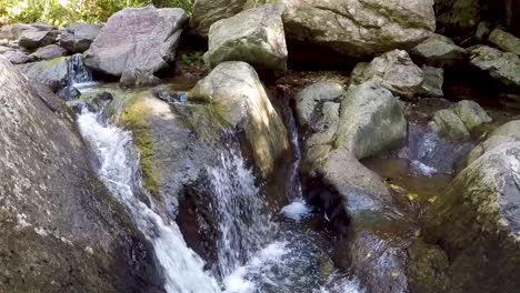 Wasser-Fließt-über-Felsen-Am-Stoney-Creek