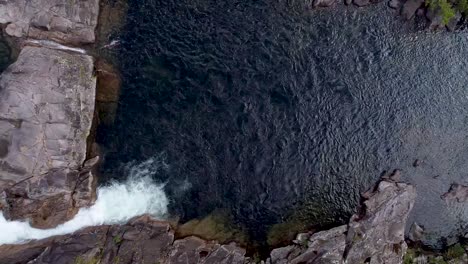 Antenne-über-Schwimmloch-Bei-Clamshell-Falls-In-Cairns