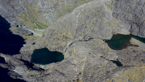 slow-rotating-drone-shot-Milford-Sound-Gertrude-Saddle-Fiordland-National-Park,-New-Zealand