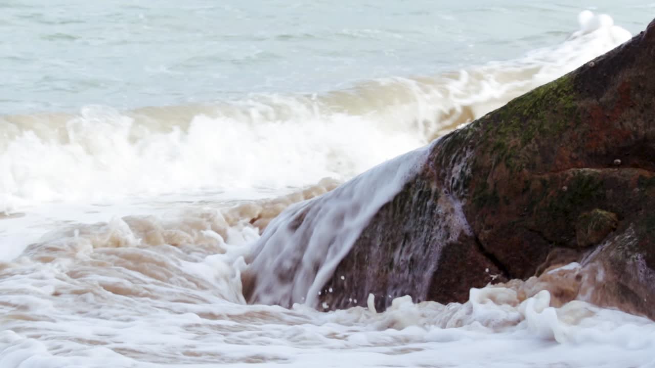 V Deo Premium Las Olas De La Marea Oce Nica Golpean Las Rocas Y El Ni O Evita Que La Escena