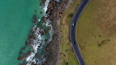 Ángulo-Descendente-De-Drones-Van-Conduciendo-En-La-Costa-De-La-Isla-Sur-De-Nueva-Zelanda