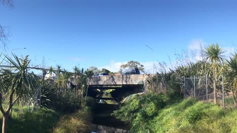 Tráfico-En-Movimiento-Sobre-El-Puente-De-Alcantarillado-En-Auckland-Nueva-Zelanda-Durante-El-Día-Bajo-Un-Cielo-Azul