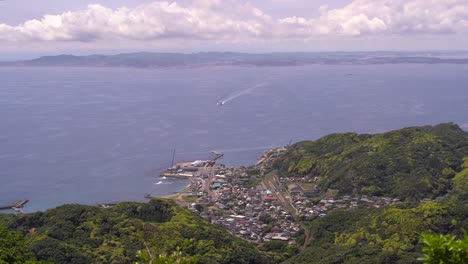 Hoch-Oben-Blick-über-Die-Küstenstadt-Hama-kanaya-Am-Fuße-üppiger-Berge-In-Chiba,-Japan---Weitwinkelaufnahme