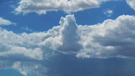 Wolkenschichten-Rollen-In-Dieser-Dynamischen-Wolkenlandschaft-Im-Zeitraffer-über-Den-Himmel