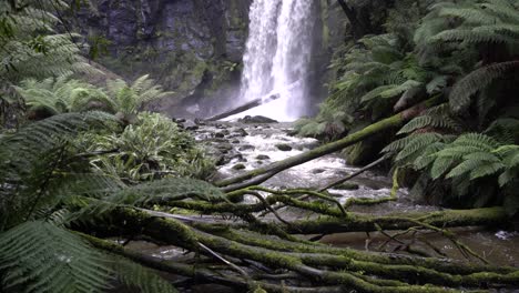Unterseite-Des-Wasserfalls,-Der-In-Den-Felsigen-Fluss-Fließt