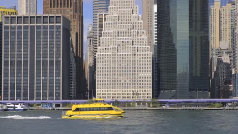 Ein-Gelbes-Boot,-Das-Das-Meer-Von-New-York-Reitet