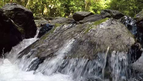 Agua-Que-Fluye-Rápidamente-En-Cascada-Por-Las-Rocas-En-Stoney-Creek