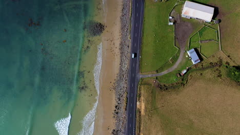 ángulo-Descendente-Drone-Van-Conduciendo-En-La-Costa-De-La-Isla-Sur-De-Nueva-Zelanda