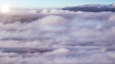 Nubes-De-Lapso-De-Tiempo-Sobre-Las-Montañas-Durante-El-Día