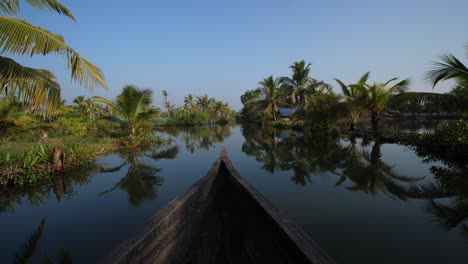 Kanu,-Das-In-Einem-Ruhigen-Kanal-In-Kerala-Vorbeifährt