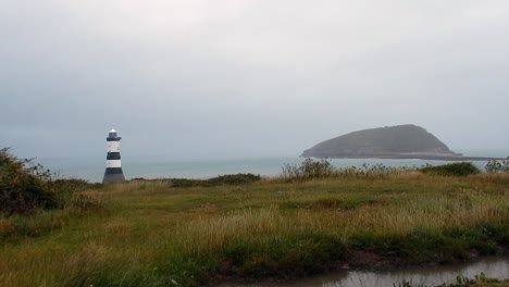 Nebliger-Regnerischer-Anglesey-Penmon-Leuchtturm-Und-Papageientaucherinsel-Stürmische-Walisische-Küste