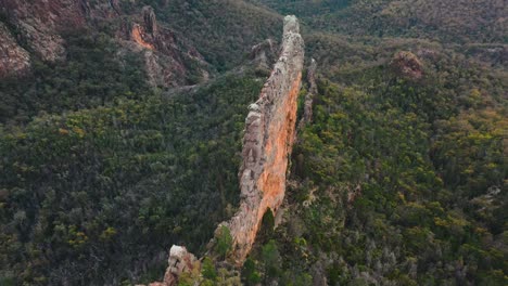 Amazing-tall-cliff-rock-formation-in-Australian-wilderness,-aerial-view