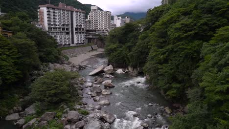 El-Valle-Y-El-Río-Kinugawa-Fluyen-A-Través-De-La-Ciudad-De-Kinugawa-Onsen-Durante-El-Día-En-Japón