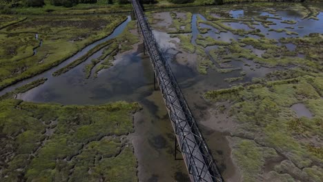 Luftaufnahme-Einer-Alten-Eisenbrücke-über-Einen-Fluss