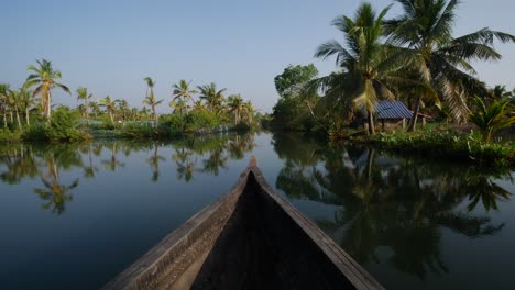 Kerala-Backwaters-An-Einem-Friedlichen-Tag