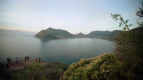 Zeitraffer-Eines-Sonnenuntergangs-über-Hout-Bay-In-Südafrika-Mit-Touristen-In-Der-Szene