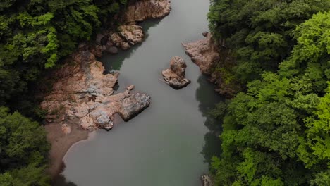 Exuberante-Valle-Verde-Con-Río-Rocoso-En-Japón