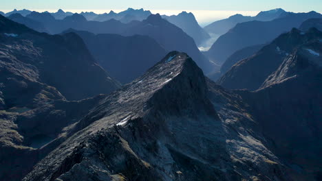 Drone-Shot-Milford-Sound-Gertrude-Saddle-Parque-Nacional-Fiordland,-Montañas-De-Nueva-Zelanda
