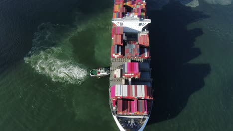 Zwei-Schlepper-Manövrieren-Ein-Großes-Leeres-Containerschiff-In-Den-Hafen-Von-Hongkong,-Luftbild