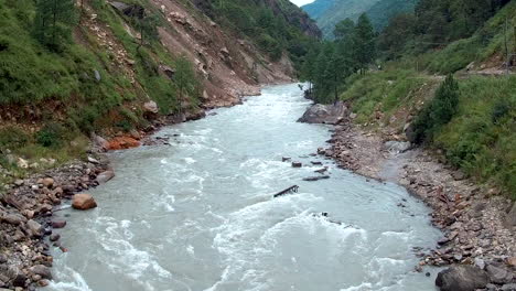 Ein-Wunderschöner-Weißer-Gletscherfluss-Fließt-Wild-Durch-Die-Bhote-Koshi-Schlucht-In-Den-Abgelegenen-Bergen-Nepals