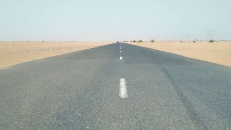 Deserted-empty-road-in-the-desert,-camera-pushing-forwards