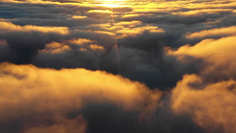 Antenne,-Drohnenschuss,-Der-Während-Des-Sonnenuntergangs-über-Sonnenbeschienenen-Wolken-Im-Hassell-Nationalpark-In-Westaustralien-Fliegt