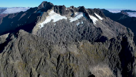 Aufschlussreiche-Berge-Drohnenaufnahme-Milford-Sound-Gertrude-Saddle-Fiordland-Nationalpark,-Neuseeland