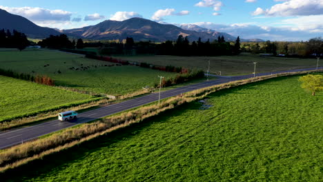 Drohnenschuss-Van,-Der-Im-Land-In-Richtung-Berge-Neuseeland-Fährt