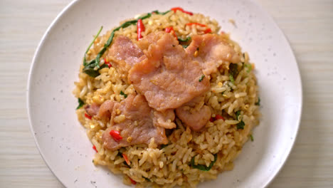 Gebratener-Reis-Mit-Thai-basilikum-Und-Schweinefleisch---Thailändisches-Essen