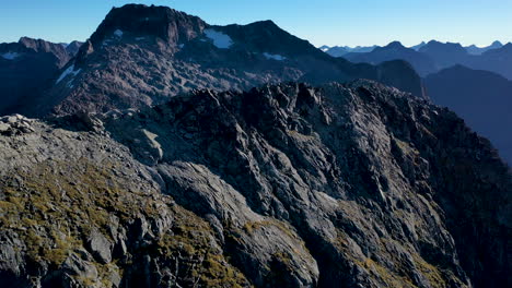 Drone-Shot-Milford-Sound-Gertrude-Saddle-Parque-Nacional-Fiordland,-Excursionistas-De-Nueva-Zelanda-En-La-Cima