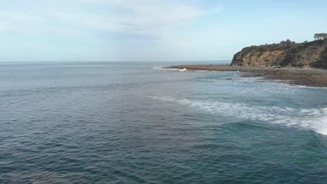 Vorwärtsantenne-über-Dem-Ozean-Mit-Kleinen-Wellen,-Die-An-Einem-Riff-An-Der-Bassküste-Von-Victoria-Brechen