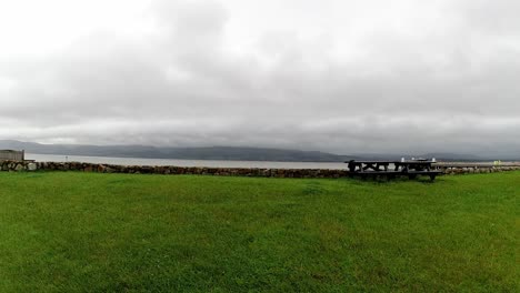 Beaumaris-Promenade-Anglesey-Paseo-Marítimo-Timelapse-Misty-Mountain-Costero-Nubes