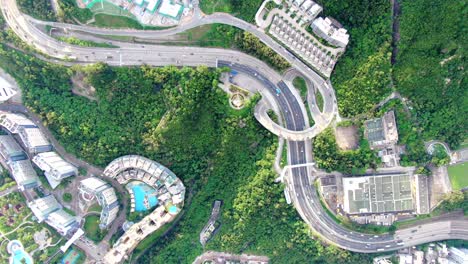 Hong-Kong-Schnellstraßenverkehr-Mit-Wohngebäuden-Und-Grüner-Naturumgebung,-Luftbild