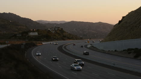 Simi-Valley-Kalifornien-Usa-Autobahn-Sonnenuntergang-Zeitraffer-Mit-Willkommen-Im-Simi-Valley-Schild-In-4k-Hoher-Auflösung-Aufgenommen