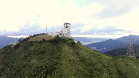 Aerial-view-of-Massive-Antenna-towers-on-Lion-Rock-mountains,-Hong-Kong