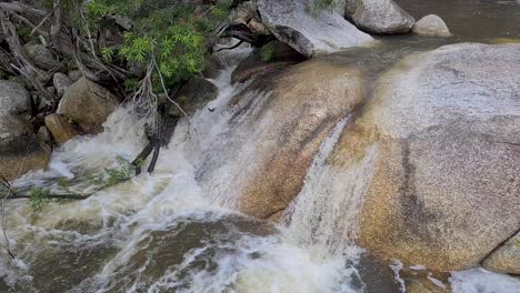 Agua-Que-Fluye-En-Cascada-Por-Las-Rocas-En-Las-Cataratas-De-Emerald-Creek
