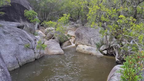 Wasser,-Das-An-Felsen-Vorbei-In-Ein-Schwimmloch-Bei-Emerald-Creek-Falls-Fließt