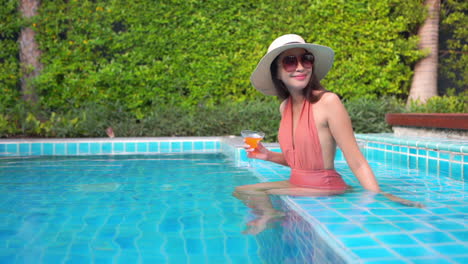 Crazy-rich-asian-model-on-a-luxurious-vacation-in-pool