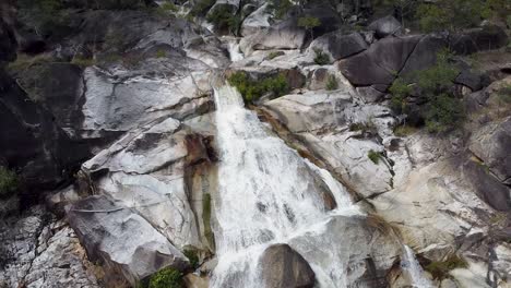 Vista-Aérea-De-Las-Cataratas-De-Emerald-Creek-Con-Agua-Cayendo-En-Cascada-Por-La-Pared-Rocosa