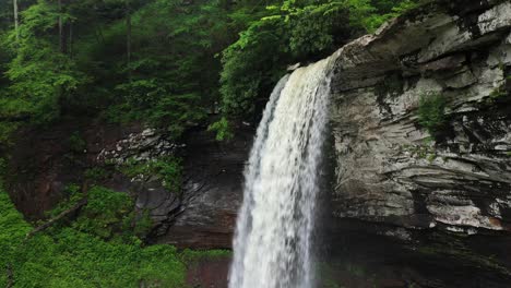 Frischer-Bergbach-Und-Wasserfall,-Luftaufnahme-Der-Fälle-Von-Hills-Creek-Im-Wald-Des-Monongahela-Nationalparks,-West-Virginia,-USA