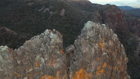 Sonnenaufgang-Durch-Erstaunlichen-Natürlichen-Felsformationsbogen,-Hohe-Klippe,-Luftbild
