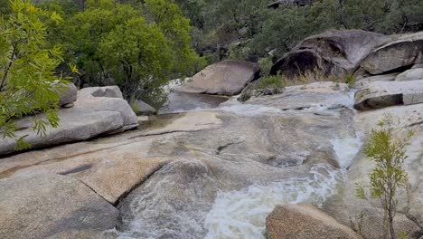 Fließendes-Wasser,-Das-Bei-Emerald-Creek-Falls-über-Felsen-Herabstürzt