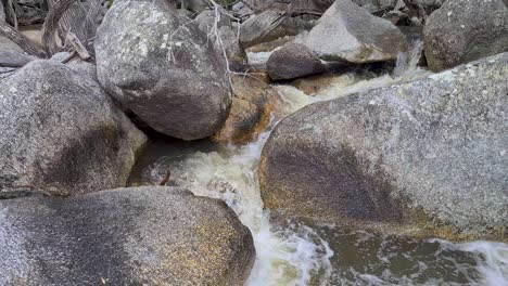 Cascada-De-Agua-Que-Fluye-Sobre-Rocas-Y-Cantos-Rodados-En-Las-Cataratas-De-Emerald-Creek
