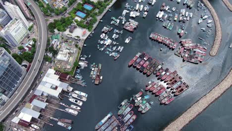 Hong-Kong-Marina-Und-Taifun-Schützen-Kleine-Boote-An-Einem-Klaren-Sommertag,-Luftbild