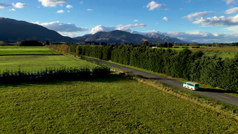 Aufsteigender-Drohnenschusswagen,-Der-Im-Land-In-Richtung-Berge-Neuseeland-Fährt