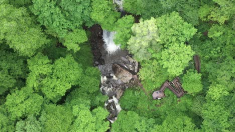 Luftaufnahme-Des-Wasserfalls-Tief-In-Der-Mitte-Des-Waldes